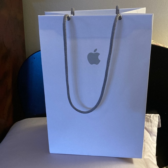 Apple Store ๏ฃฟ Flat White Paper Shopping/Gift Bag with Circular-Knit Rope Handles - Picture 4 of 8